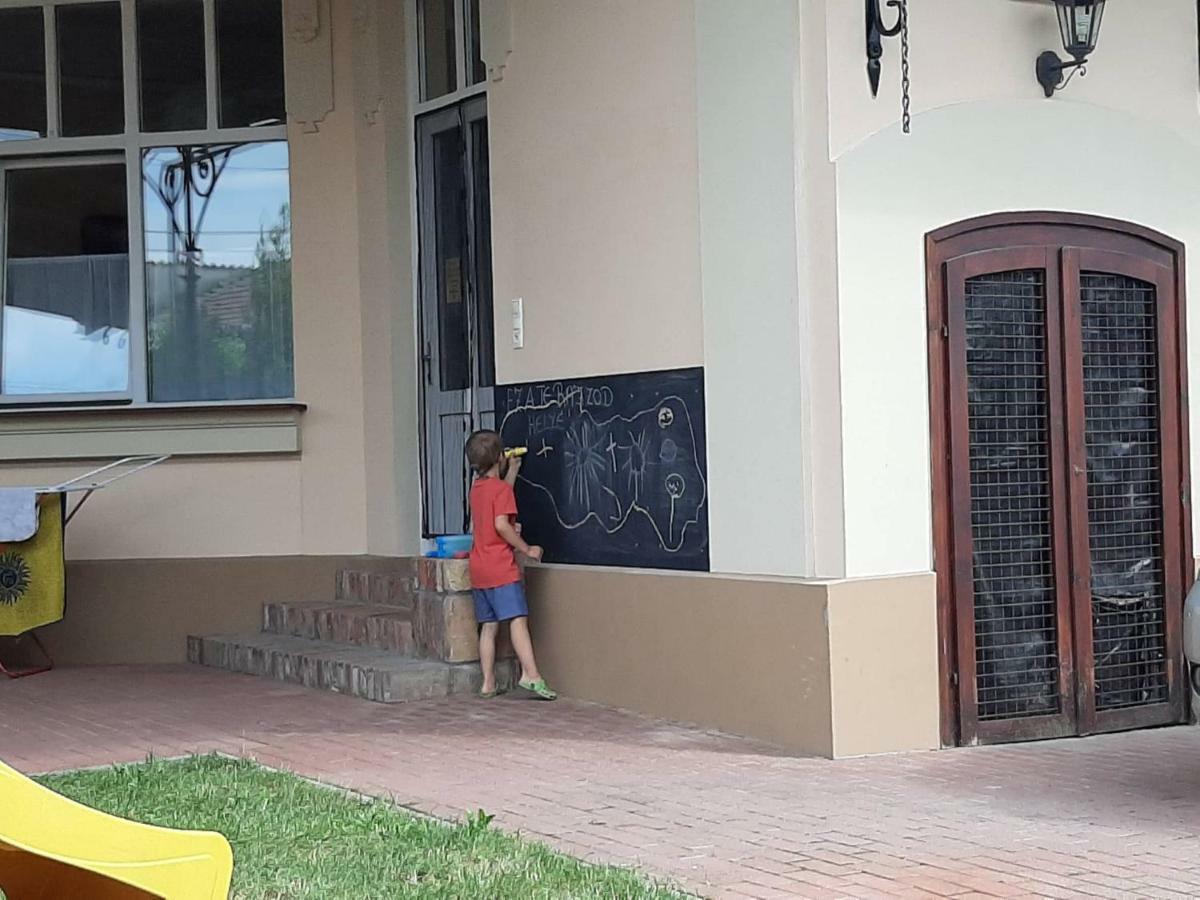 Gyulai Meseház Apartman Exterior foto